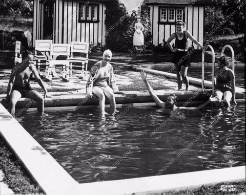 Alfred Lunt Lynn Fontanne candid backyard swimming pool party 2445-19