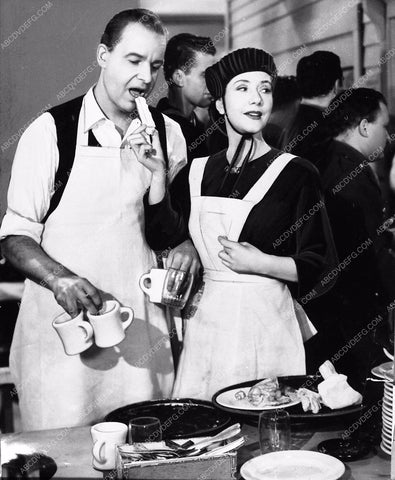 Alfred Lunt Lynn Fontanne cooking The Hollywood Canteen 2445-35
