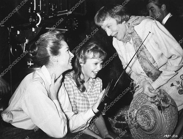 Candid Deborah Kerr Hayley Mills Edith Evans Listen To Radio On Set Fi