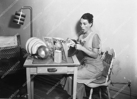 Agnes Moorehead drying dishes and reading a magazine 4721-12