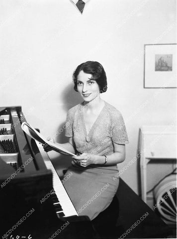 Agnes Moorehead sitting at the piano 4721-15