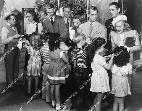 Alan Ladd, William Holden, Veronica Lake, John Lund sign autographs for kids 6861-029