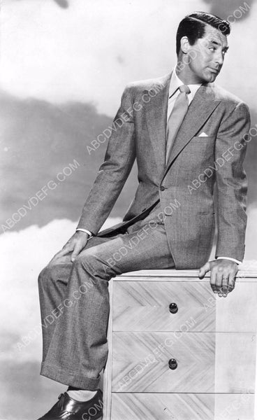 壁掛け写真　cary grant Profile Portrait of Cary Grant in Gray Suit with Pipe Photo