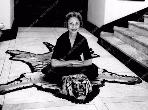 Agnes Moorehead on tiger skin rug 8b20-1755