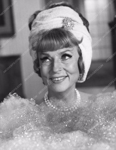 Agnes Moorehead surrounded by soap bubbles 8b20-1762