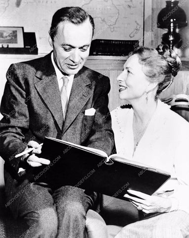 Agnes Moorehead goes over her scrapbook 8b20-1788