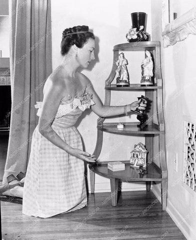 Agnes Moorehead does a little decorating at home 8b20-1790