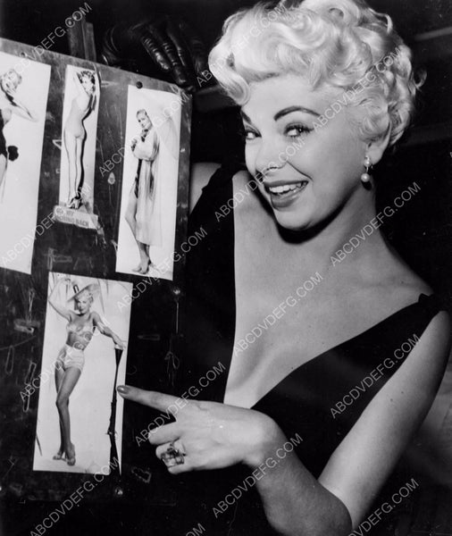 Barbara Nichols giving OK to her Thanksgiving pinup photo shoot 8b203
