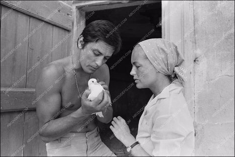 Alain Delon helps a little recover from an injury 8b20-3643