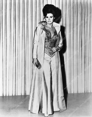 Raquel Welch at the Academy Awards maybe 410-21 - 0410-021
