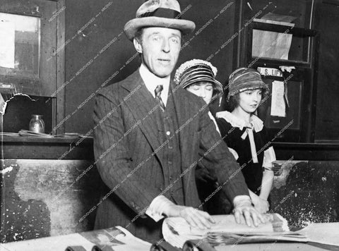 director D.W. Griffith, unknown actresses - silent era film - 0428-013