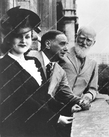 Zsa Zsa Gabor with writers authors George Bernard Shaw - H.G. Wells - 0428-015