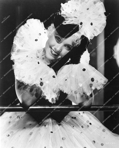 pretty Maxine Doyle portrait - 1934 film Student Tour - 0436-014