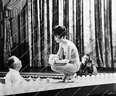 sexy Natalie Wood on stage for rehearsel - 1962 film Gypsy - 0436-028