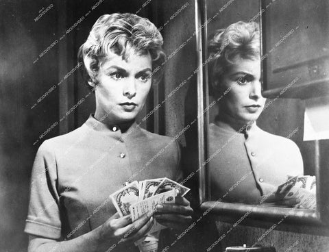 Janet Leigh counting the money - 1960 film Psycho - 0440-035