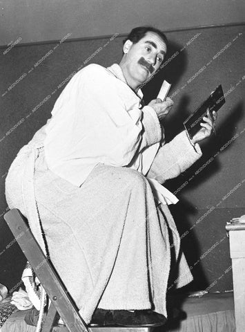 Groucho Marx mirror and makeup check - 1939 film At the Circus - 0442-011