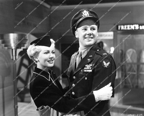 Lana Turner, Van Johnson - 1945 film Week-End at the Waldorf - 0442-023