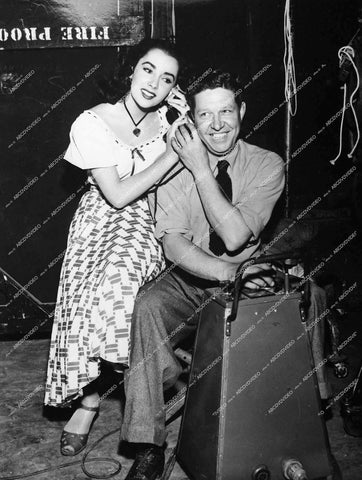 Elizabeth Taylor behind scenes MGM Studios and sound man - 0445-018