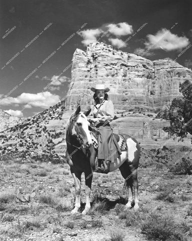 Dorothy Hart on horseback - 1947 film Gunfighters - 0448-034