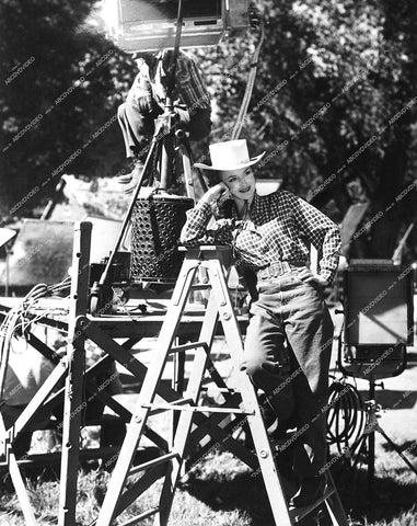 Dorothy Hart on location behind the scenes - 1947 film Gunfighters - 0449-004