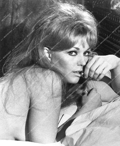 sexy Kim Novak - 1965 film The Amorous Adventures of Moll Flowers - 0449-018
