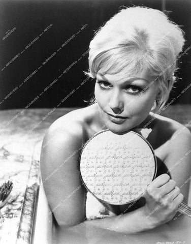 beautiful Kim Novak in the bathtub - 1962 film The Notorious Landlady - 0449-021