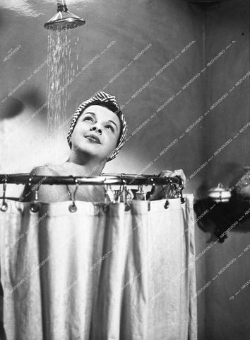 Judy Garland in the shower - unknown film - 0451-005