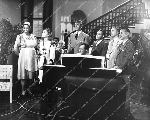 Jeanette MacDonald, Ethel Waters, unknown folks - 1942 film Cairo - 0457-005