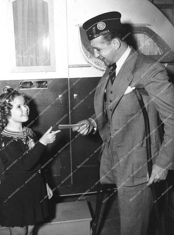 Shirley Temple and disabled war veteran Salvatore Capodice - 1938 - 0457-026