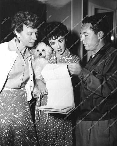 candid Elizabeth Taylor, unknown director, her poodle dog and script girl maybe - 0458-014