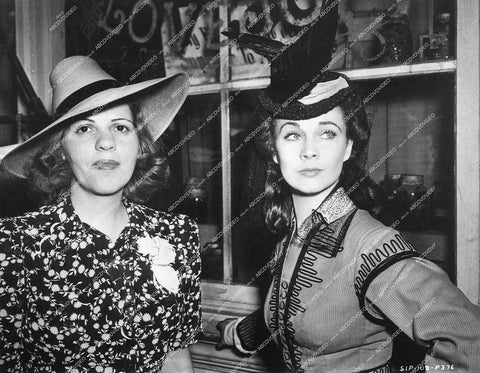 Vivien Leigh behind the scenes with unknown friend - 1939 film Gone with the Wind - 0458-021