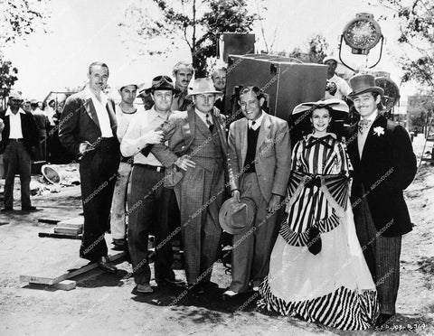 Vivien Leigh, Clark Gable, technicolor camera crew, director maybe behind the scenes - 1939 film Gone with the Wind - 0458-022