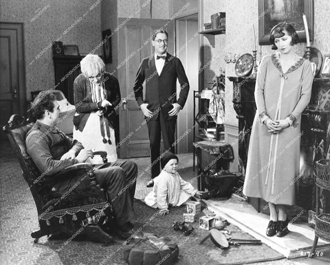 Lon Chaney Sr, Mae Busch, Matt Moore, Harry Earles, Victor McLaglen - 1925 silent film The Unholy Three - 0461-032