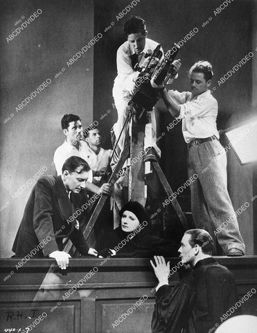 candid Greta Garbo w director Jacques Feyder on set silent film The Kiss - 11001-024