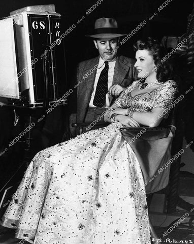 candid Maureen O'Hara w diector or cameraman w RKO Studios camera - 11002-027
