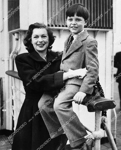 candid Geraldine Fitzgerald and her son maybe - 11005-018