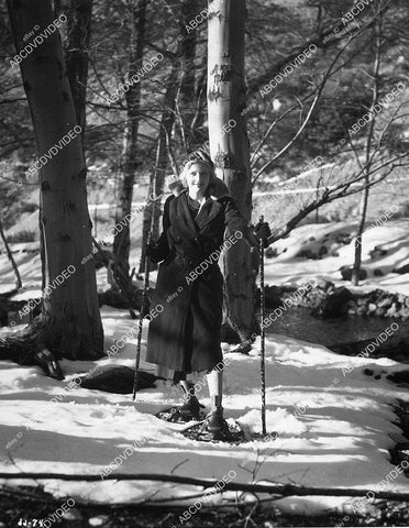 candid Ann Harding does a little skiing - 11006-009