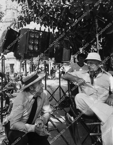 Gene Hackman w director Stanley Kramer on location film The Domino Killings - 11007-014