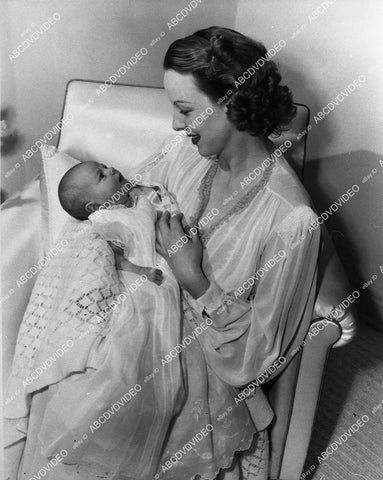 candid Anna Lee at home w her newborn daughter - 11007-019