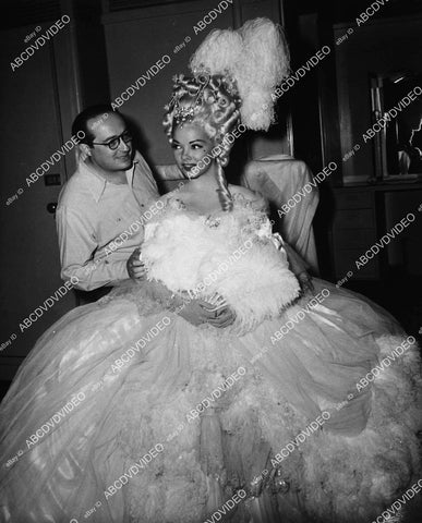 candid director w Kathryn Grayson & new wardrobe dress film Two Sisters from Brroklyn - 11009-011