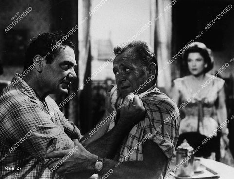 Ernest Borgnine, John Mills, Anne Baxter film Summer of the Seventennth Doll - 11009-033