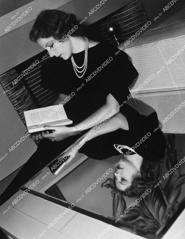 Elissa Landi gets a little reading done - 11011-009