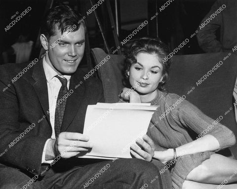 candid Jeffrey Hunter & Pat Crowley looking over some photos - 11028-019