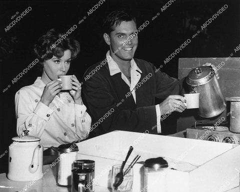 candid Jeffrey Hunter & Pat Crowley have coffee behind the scenes - 11028-020