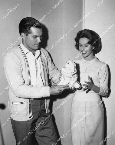 candid Jeffrey Hunter & Pat Crowley and ceramic cat - 11028-022