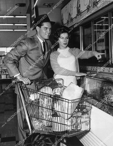 candid Jeffrey Hunter & Pat Crowley in the super market - 11028-025