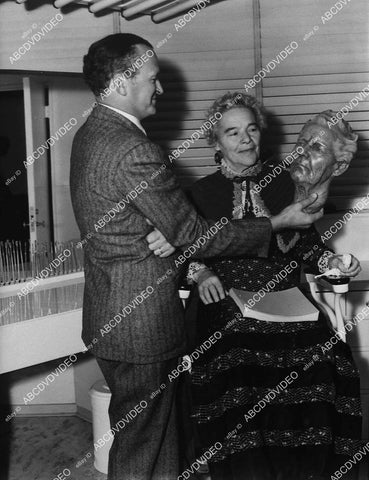 candid Adeline De Walt Reynolds w some gentleman and life mask - 11031-012
