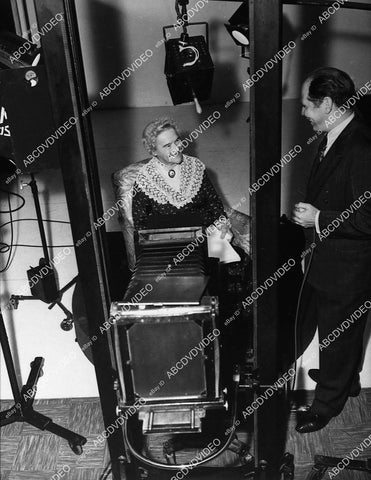 candid Adeline De Walt Reynolds posing for still photographer - 11031-016