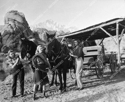 Dale Evans, Peggy Stewart, Beverly Lloyd film Utah - 11032-012