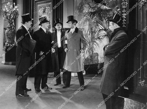 Edmund Lowe and cast film Every Day's a Holiday - 11036-030